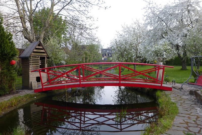 Teichbrücke mit Geländer